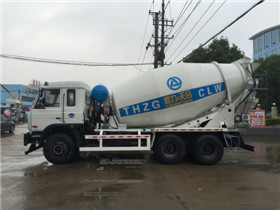 云南楚雄在我廠訂夠四臺(tái)10方攪拌車(chē)