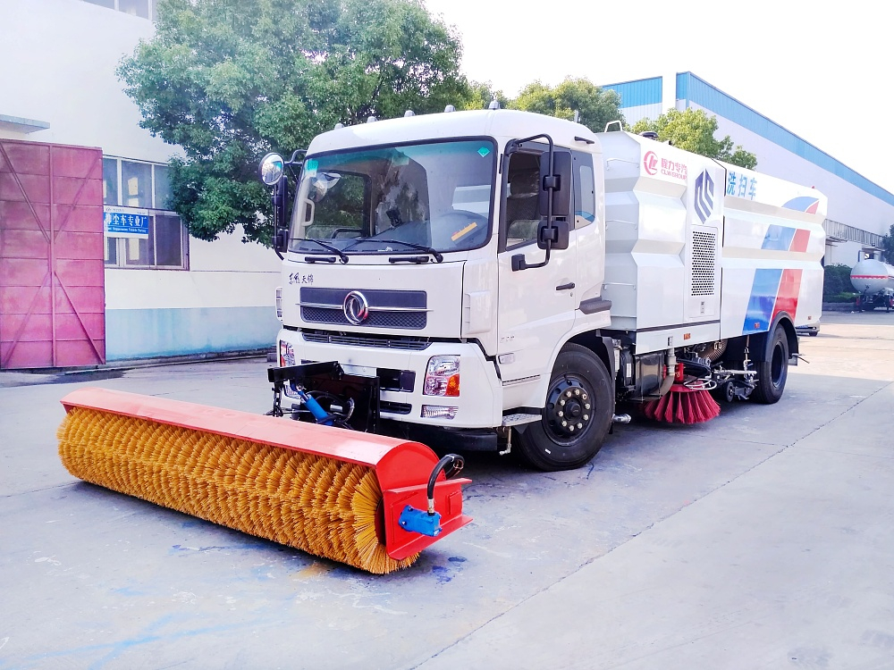 東風(fēng)天錦洗掃車(chē)加裝滾掃除雪設(shè)備