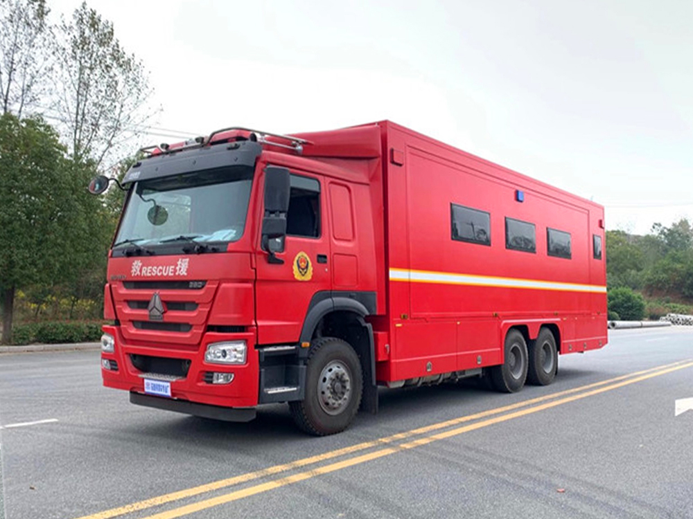 重汽豪沃24人宿營(yíng)車(chē)